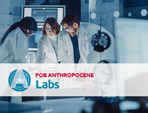 Anthropocene_LABS
Naukowcy pochyleni nad stołem laboratoryjnym
